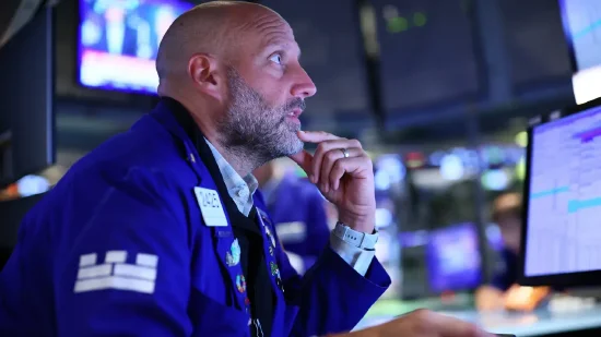 中联亿配 午盘：美股走低道指跌100点 特朗普再次发出关税威胁